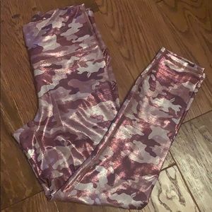 Tablet is foil pink camp leggings size Xs